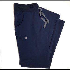 FIGS Kade Cargo Scrubs. Petite